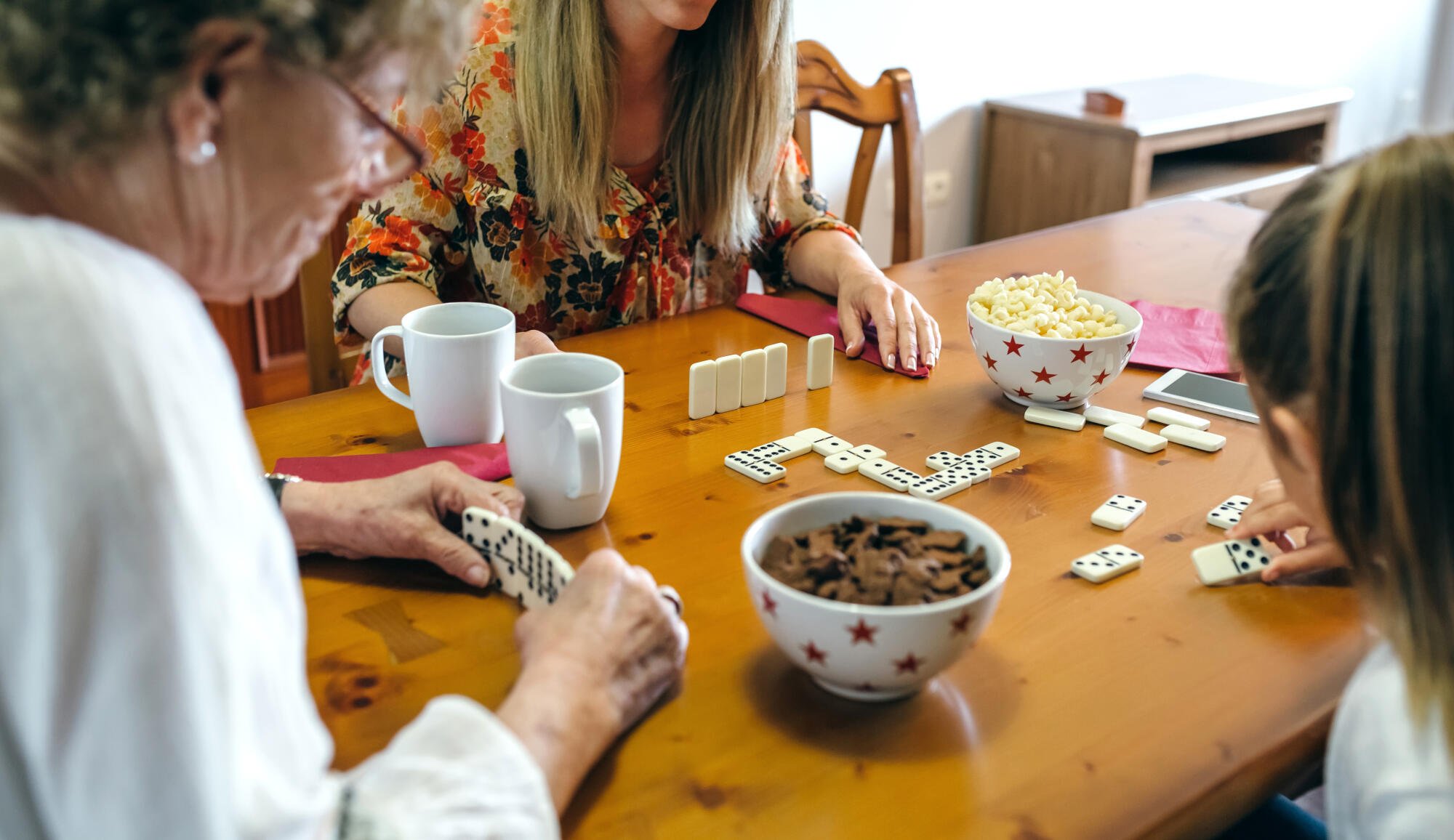 Memory Care in Des Moines: Encouraging Curiosity Through Familiar Interests