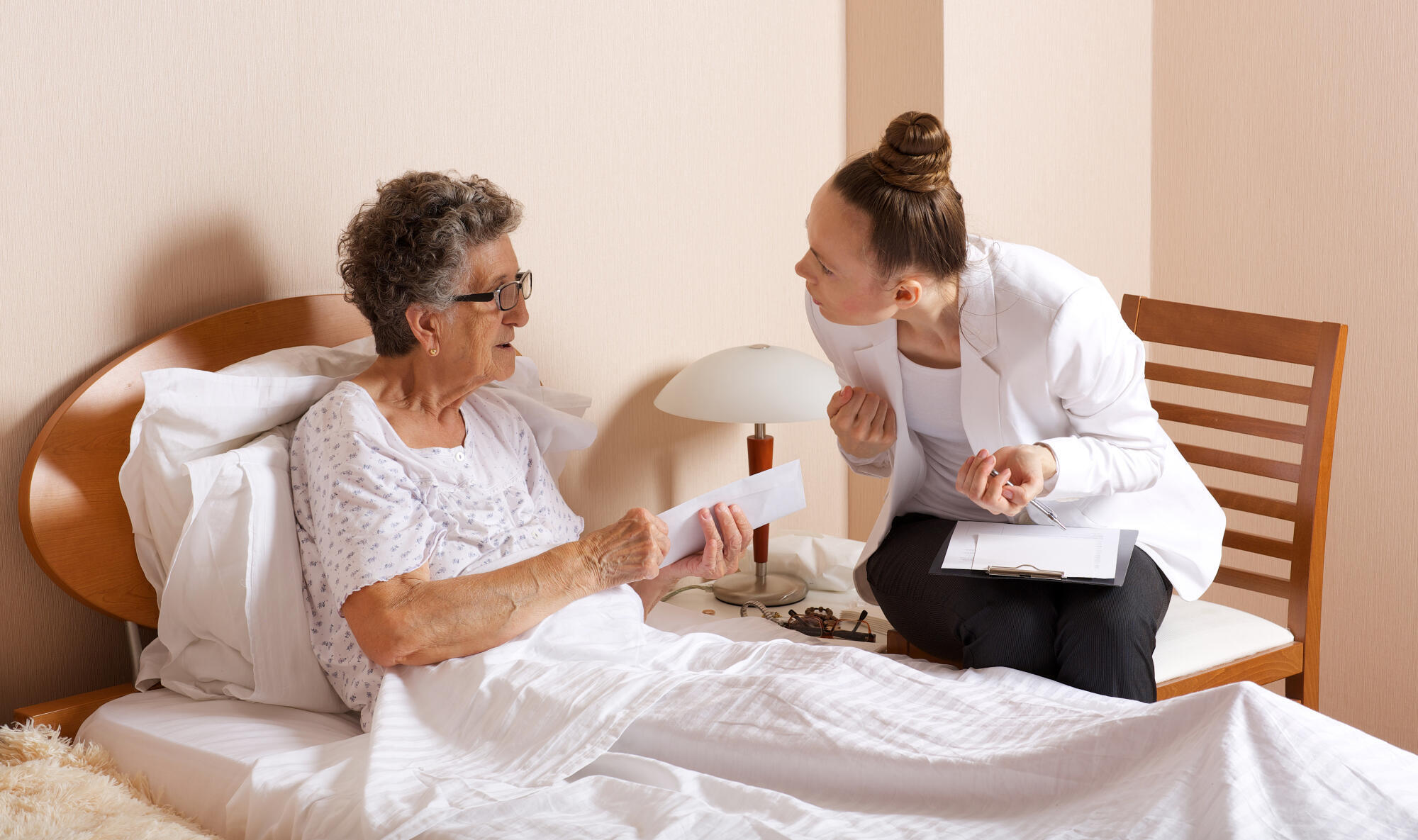 Cost of Memory Care vs Assisted Living in Des Moines: Key Differences